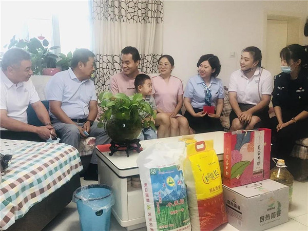 關(guān)愛篇丨佳節(jié)將至，新疆塔林鼎尚、烏魯木齊飲食服務(wù)行業(yè)協(xié)會、沙區(qū)天山農(nóng)商行攜手開展慰問幫扶活動