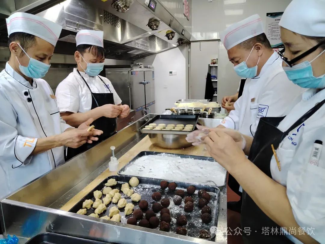 塔林鼎尚餐飲西鉆運營中心：自制月餅迎中秋，共筑民族一家親